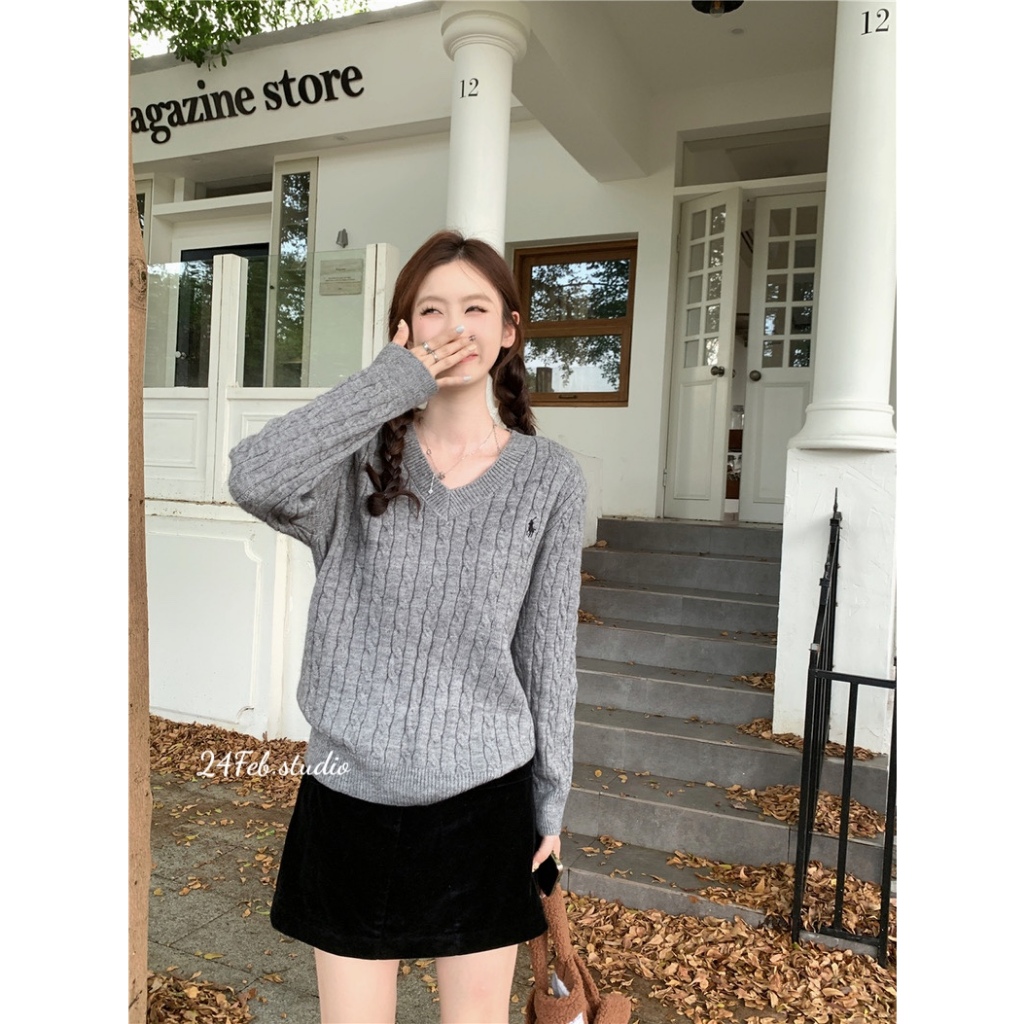 Áo len cổ tim vặn thừng thêu logo phong cách vintage Hàn Quốc