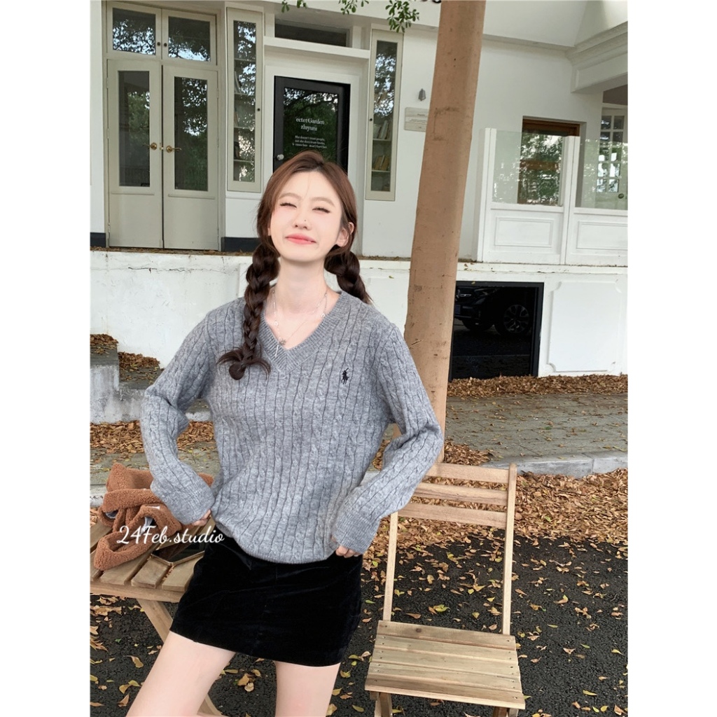 Áo len cổ tim vặn thừng thêu logo phong cách vintage Hàn Quốc