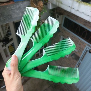 Lược chải tóc nhựa dẻo màu xanh (Màu xanh có thể nhạt hoặc đậm hơn do tùy lô ạ)