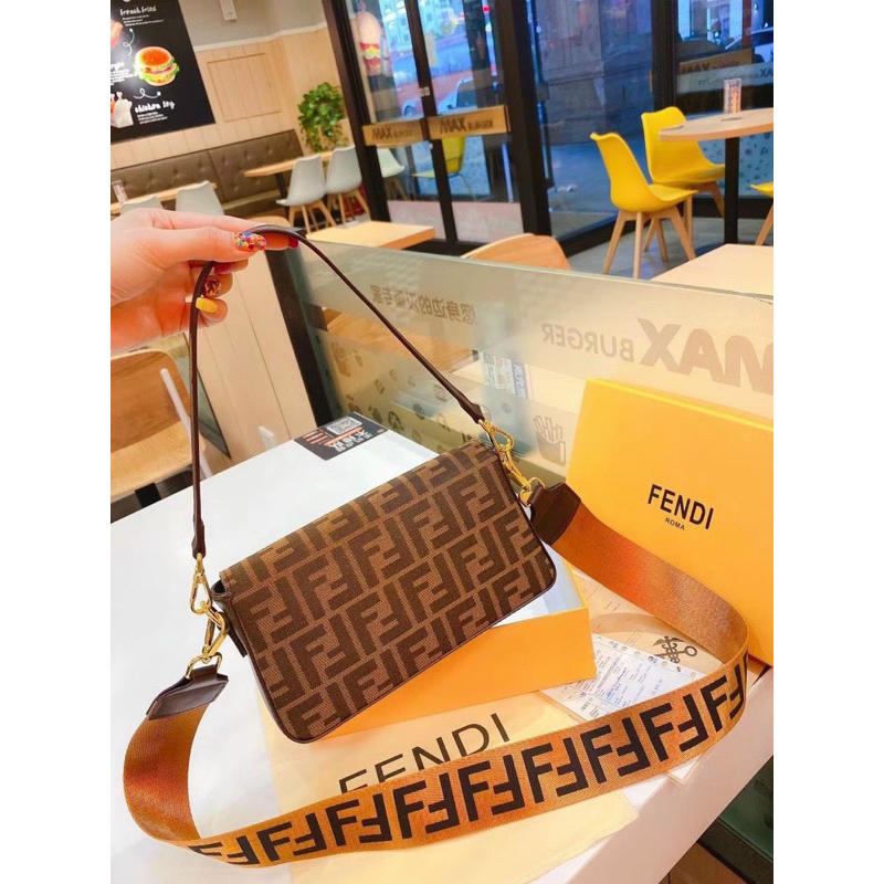 Túi đeo vai hoạ tiết