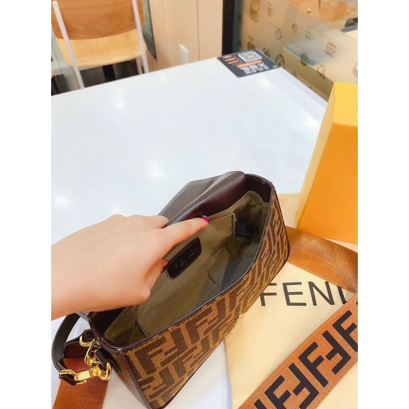 Túi đeo vai hoạ tiết