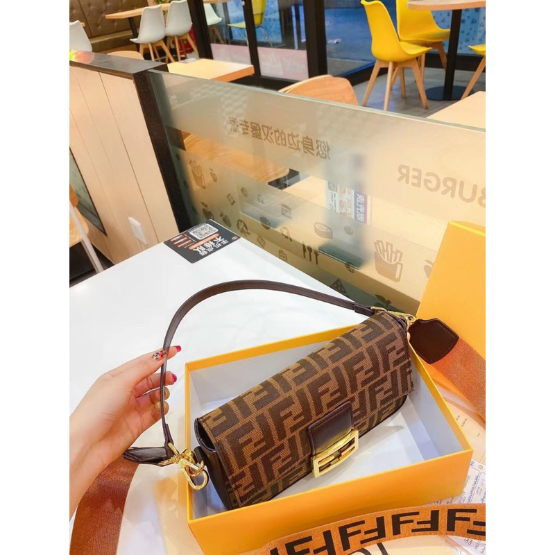 Túi đeo vai hoạ tiết