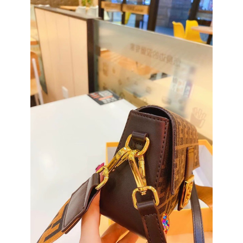 Túi đeo vai hoạ tiết