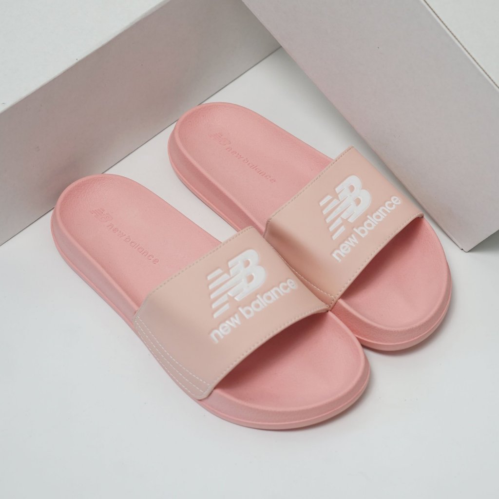 DÉP QUAI NGANG NỮ NB LOGO CHỮ