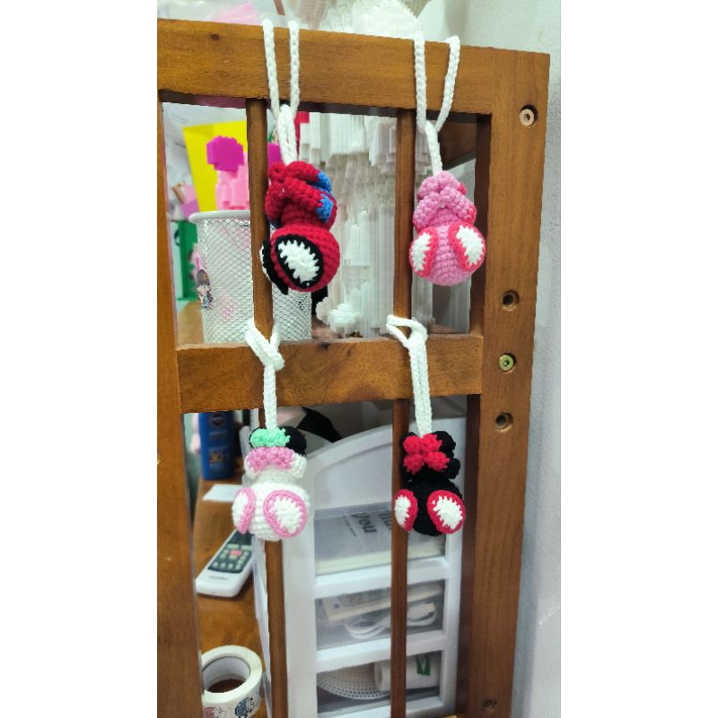 Móc khoá Spiderman đu dây bằng len