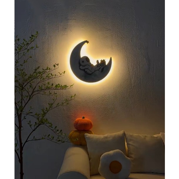 Tranh Chibi Gắn Đèn Led In Hình Phi Hành Gia_Mặt Trăng Điều Khiển Từ Xa, Decor phòng ngủ, Phòng Khách