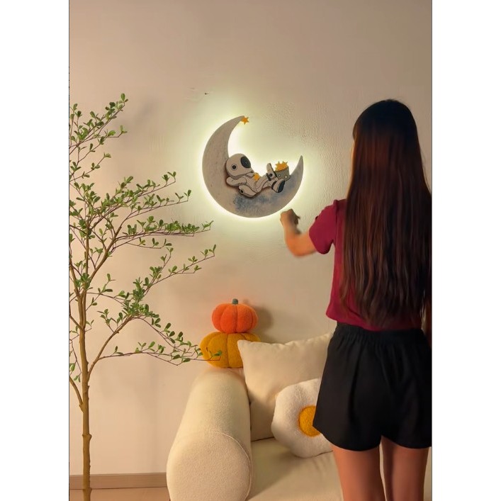 Tranh Chibi Gắn Đèn Led In Hình Phi Hành Gia_Mặt Trăng Điều Khiển Từ Xa, Decor phòng ngủ, Phòng Khách