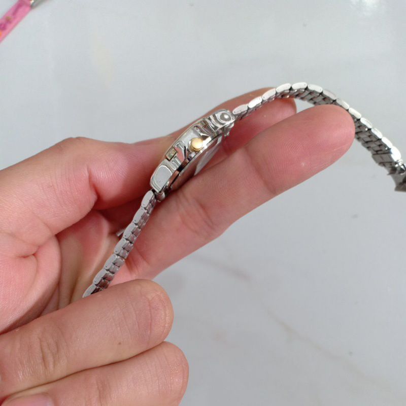 Đồng hồ si nữ hiệu VALENTINO demi dây thép lụa độ mới cao 95%