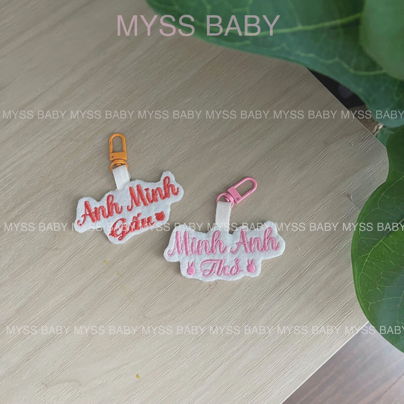 Thẻ tên treo ba lô cho bé thêu 2 hàng chữ MYSS BABY