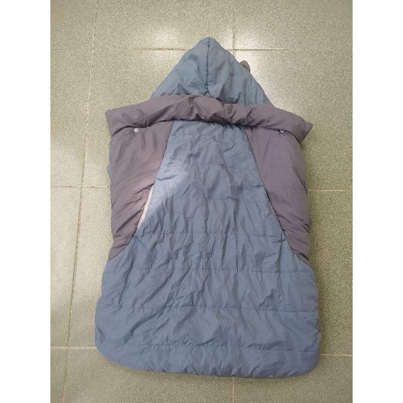 Choàng địu ủ ấm cho bé đi xe máy