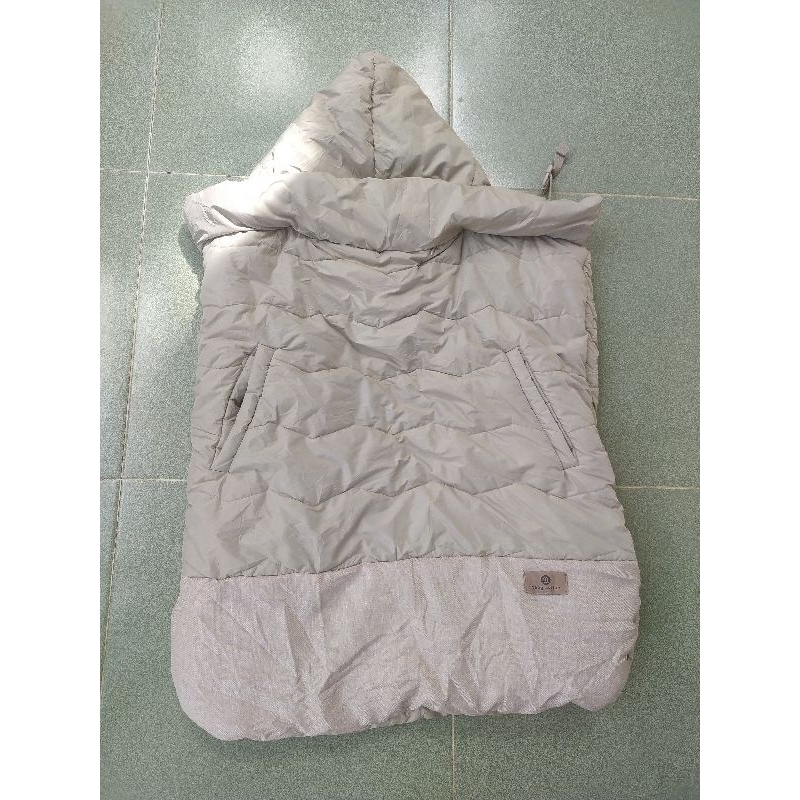 Choàng địu ủ ấm cho bé đi xe máy