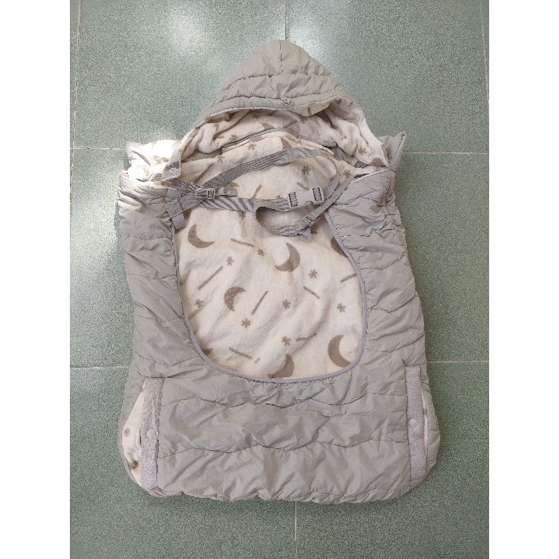 Choàng địu ủ ấm cho bé đi xe máy