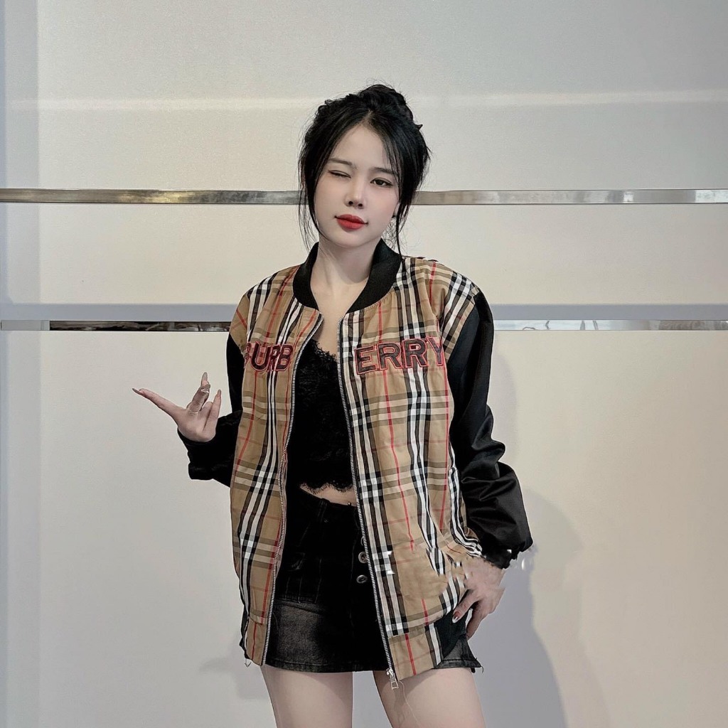 Áo vasity,áo bomber buberry phối kẻ sọc thêu chữ ngang ngực dành cho nam nữ