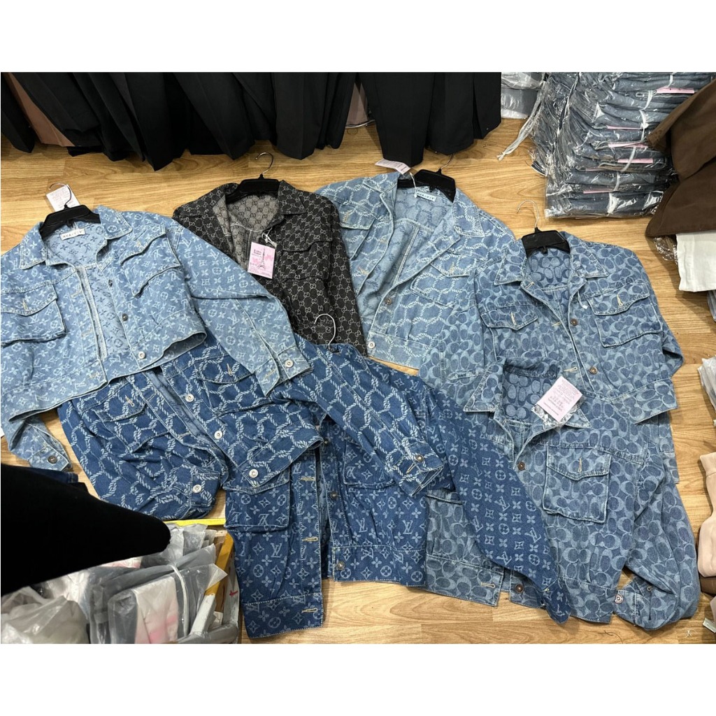 Áo khoác jean tay dài họa tiết túi hộp form croptop hàng đẹp | A&JEAN STORE