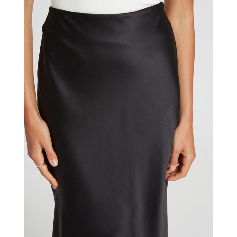 Váy satin xuất dư