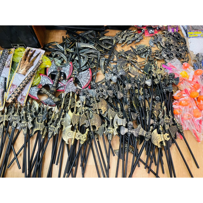 Vũ khí hoá trang halloween / búa rìu lưỡi hái đinh ba búa đầu lâu/ gậy bình khoa chơi halloween cosplay