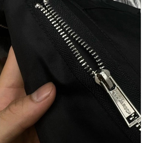 Áo Khoác Gió DSQ 290 Họa Tiết Thêu Và Khóa Chéo Đơn Giản Chất Liệu Gió Phù Hợp Cho Nam Thời Trang Cao Cấp