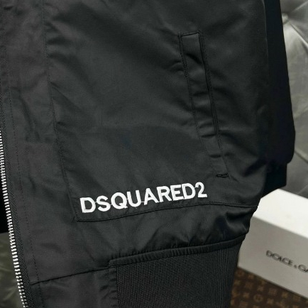 Áo Khoác Gió DSQ 290 Họa Tiết Thêu Và Khóa Chéo Đơn Giản Chất Liệu Gió Phù Hợp Cho Nam Thời Trang Cao Cấp