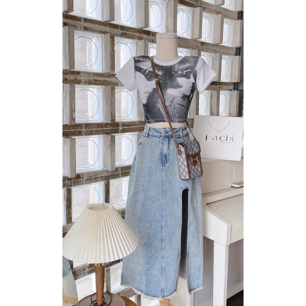 SET ÁO CROPTOP LOANG HÌNH MẶT NGƯỜI TAY PHỐI TRẮNG + CHÂN VÁY JEAN XẺ MIDI