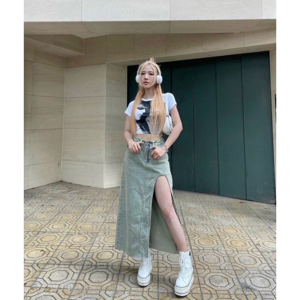 SET ÁO CROPTOP LOANG HÌNH MẶT NGƯỜI TAY PHỐI TRẮNG + CHÂN VÁY JEAN XẺ MIDI