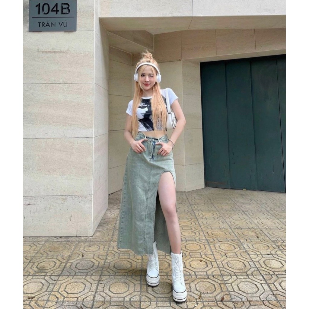 SET ÁO CROPTOP LOANG HÌNH MẶT NGƯỜI TAY PHỐI TRẮNG + CHÂN VÁY JEAN XẺ MIDI