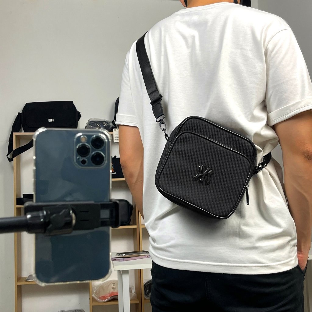 Túi đeo chéo nam nữ MLB logo NY thép chất liệu da PU chống thấm nước màu đen form ngang 2 ngăn size 17cm x 17cm x 6cm