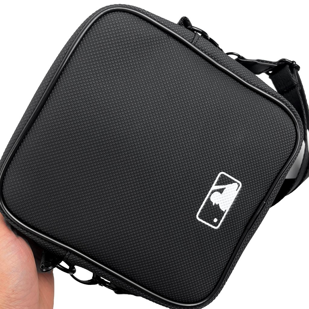 Túi đeo chéo nam nữ MLB logo NY thép chất liệu da PU chống thấm nước màu đen form ngang 2 ngăn size 17cm x 17cm x 6cm