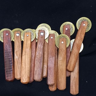 Đồng xu cạo gió cán gỗ (9cm)