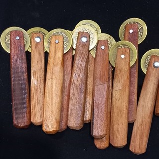 Đồng xu cạo gió cán gỗ (9cm)