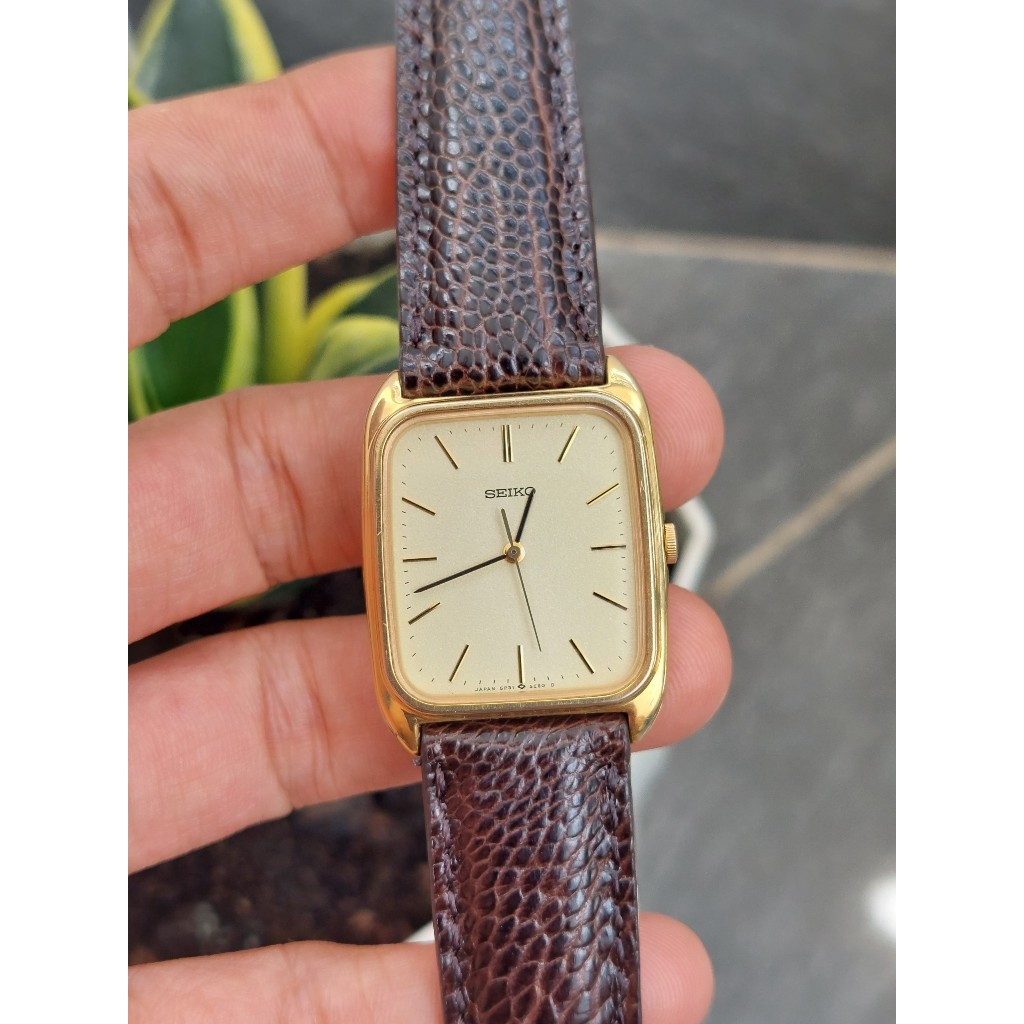 Đồng hồ nam Seiko tank kính sapphire hàng si chạy pin