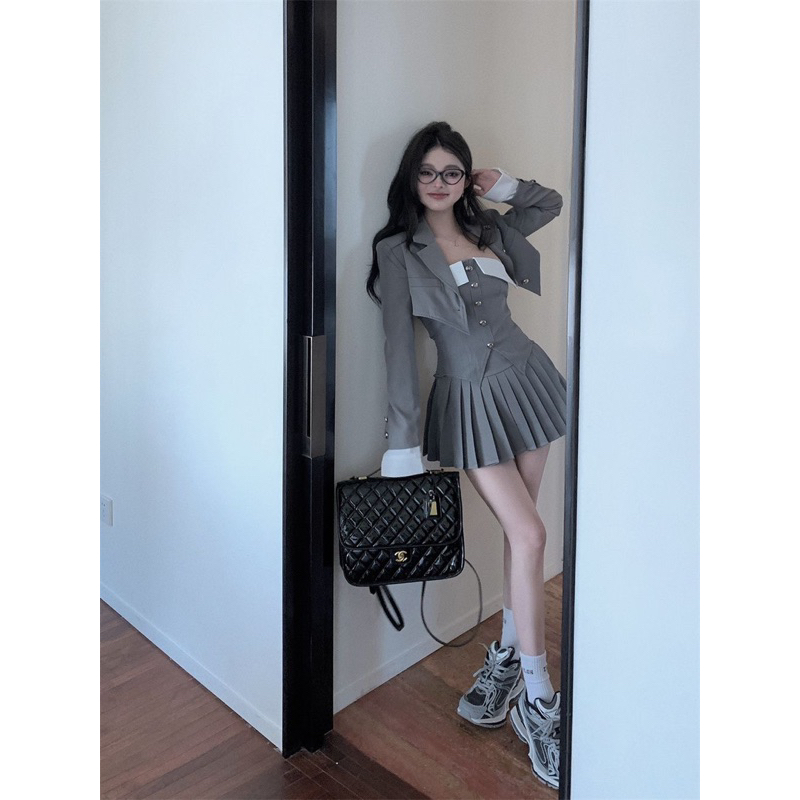 Bộ ba món quần áo JK mùa thu phong cách tỷ tỷ douyin dou áo khoác dạng ống top top váy xếp ly eo cao