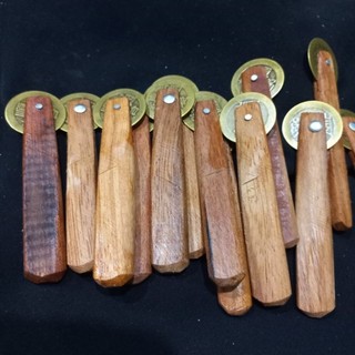 Đồng xu cạo gió đánh gió cán gỗ (9cm)