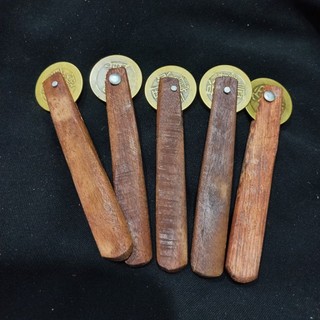 Đồng xu cạo gió cán gỗ (9cm)