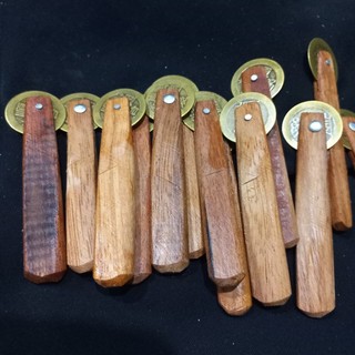 Đồng xu cạo gió cán gỗ (9cm)