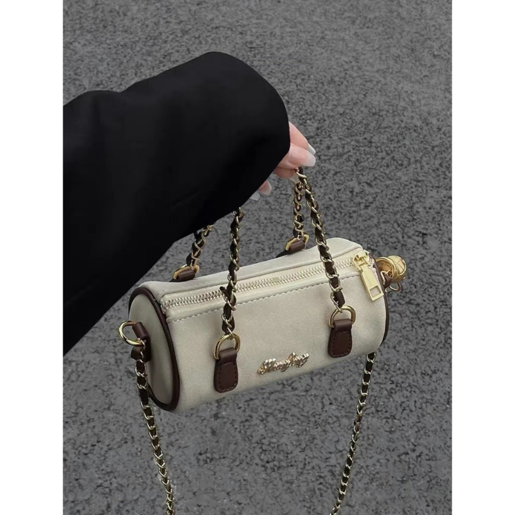 Túi xách đeo chéo da lộn dáng trống, dây xích phong cách retro