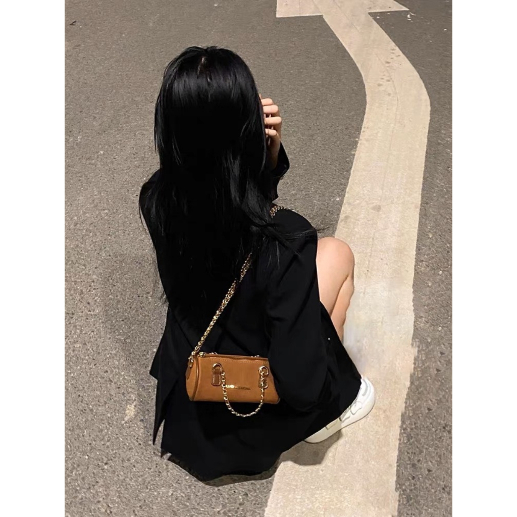 Túi xách đeo chéo da lộn dáng trống, dây xích phong cách retro