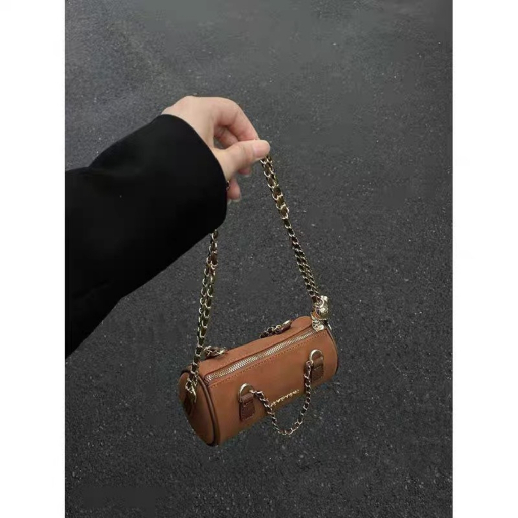 Túi xách đeo chéo da lộn dáng trống, dây xích phong cách retro