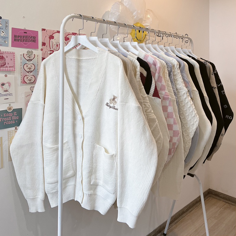 ÁO CARDIGAN TEDDY THÊU CHỮ TRẮNG / BE CHẤT LEN DỆT KIM  FORM RỘNG OVERSIZE