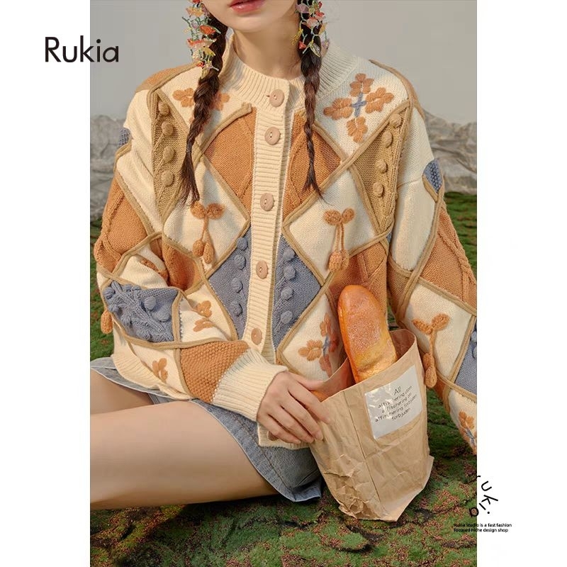 ÁO KHOÁC LEN ĐẶT TRÊN L.I.V.E