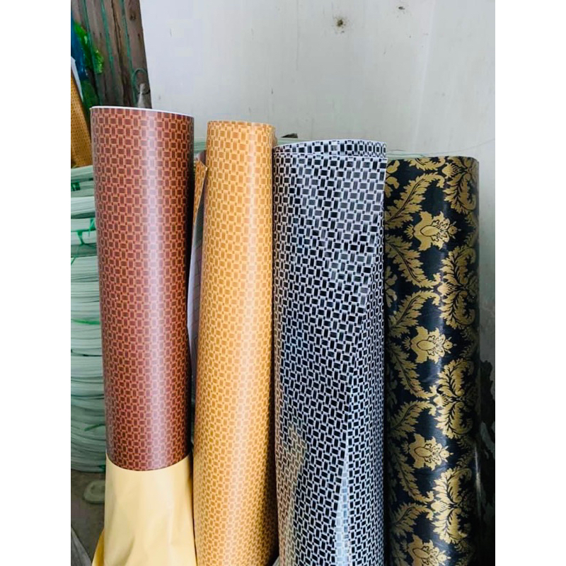 Giấy decal dán đáy lồng chim khổ 1m*1m2  kích thước : 1m*1m2  có 4 mẫu giấy : Kẻ đen, kẻ vàng, kẻ nâu, hoa đen