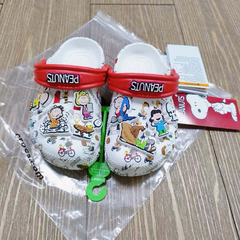 Dép crocs snoppy dư xịn