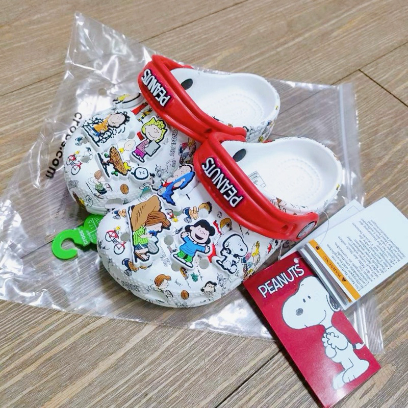 Dép crocs snoppy dư xịn