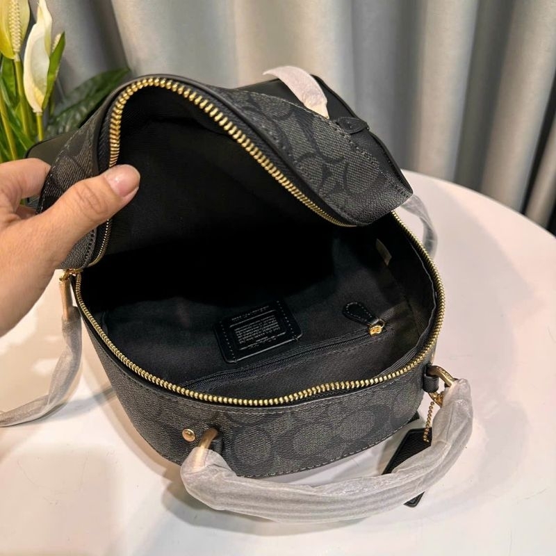 Jordyn Backpack In Signature Canvas. Mẫu balo đơn giản dễ sử dụng