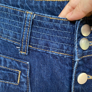 QUẦN JEANS ỐNG SUÔNG DÁNG BASIC MÀU XANH ĐẬM (BẢN CÀI KHUY)