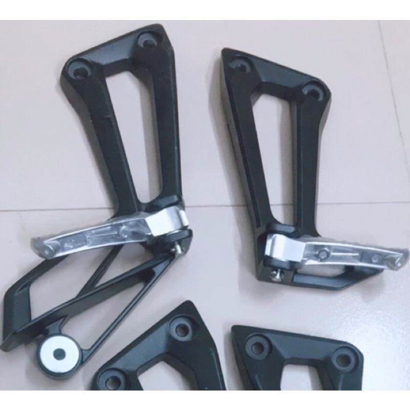 Báng để chân sau xe Exciter 150 sịn