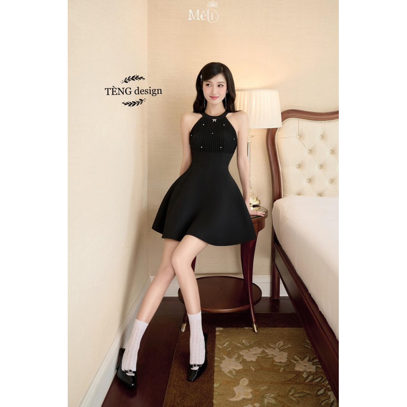 Váy đen xoè cổ yếm, kèm áo choàng siêu xinh
