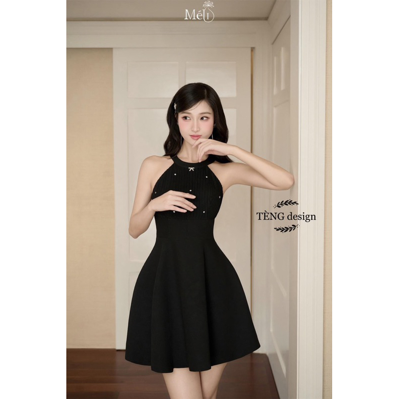 Váy đen xoè cổ yếm, kèm áo choàng siêu xinh