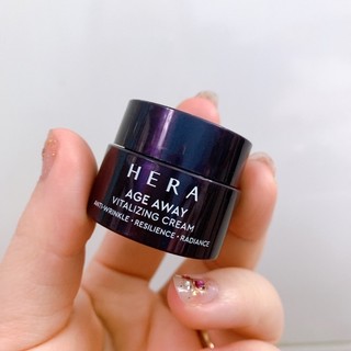 Kem dưỡng hera age away vitalizing cream 5ml