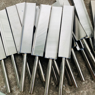  Khuôn làm bánh chuối inox  có tay cầm 