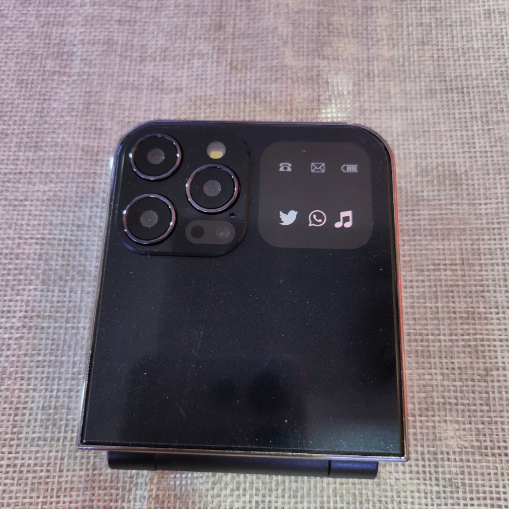 Điện thoại nắp gập i15pro bàn phím